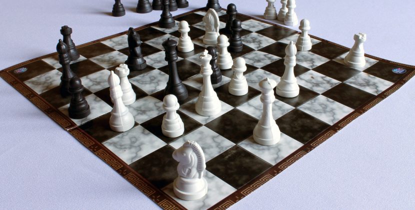 rozłożona plansza z szachami, bardzo słaba jakość elementów - plastikowe elementy, plansza wykonana z papieru