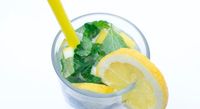 Jak zrobić odświeżającą lemoniadę z dodatkiem ziół i przypraw