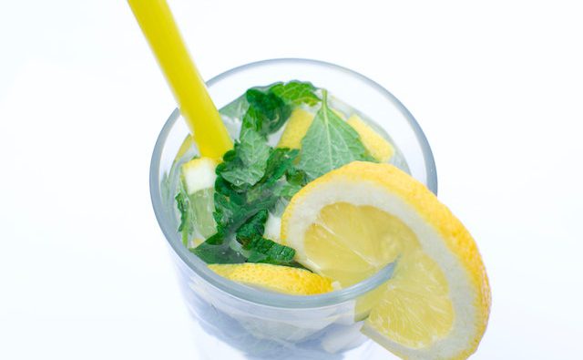Jak zrobić odświeżającą lemoniadę z dodatkiem ziół i przypraw