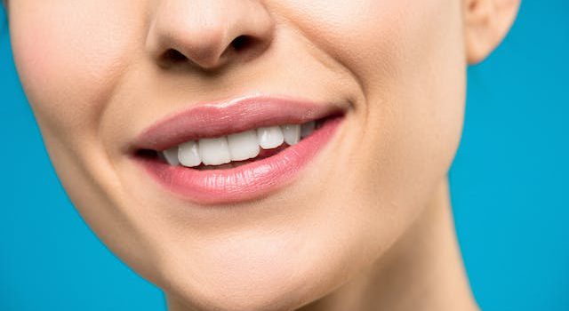 Powiększanie ust a makijaż: jak podkreślić efekt?