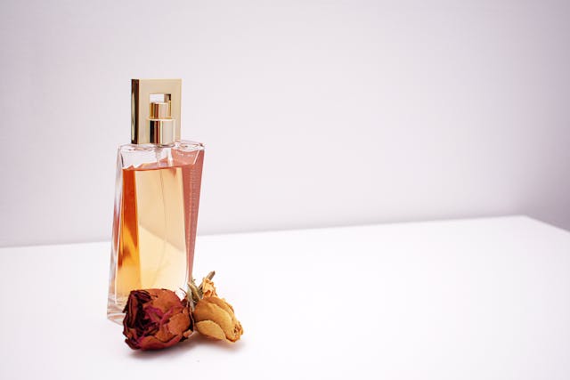 Tajemnice Tworzenia Perfum: Sztuka i Nauka za Kulisami