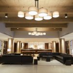 Jak dopasować żyrandol do wysokości pomieszczenia? Kluczowe zasady oświetlenia